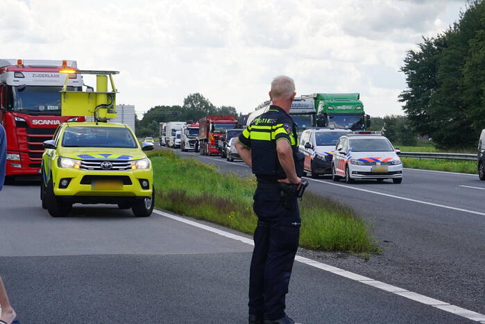 Vrachtwagen botst achterop tankwagen, snelweg volledig afgesloten vanwege lekkage