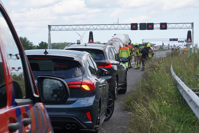 Vrachtwagen botst achterop tankwagen, snelweg volledig afgesloten vanwege lekkage