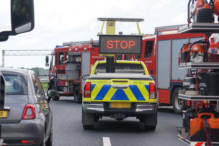 Vrachtwagen botst achterop tankwagen, snelweg volledig afgesloten vanwege lekkage