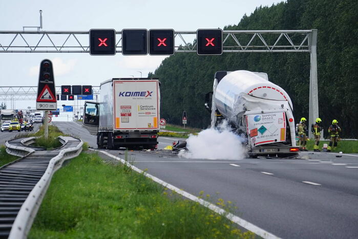 Vrachtwagen botst achterop tankwagen, snelweg volledig afgesloten vanwege lekkage