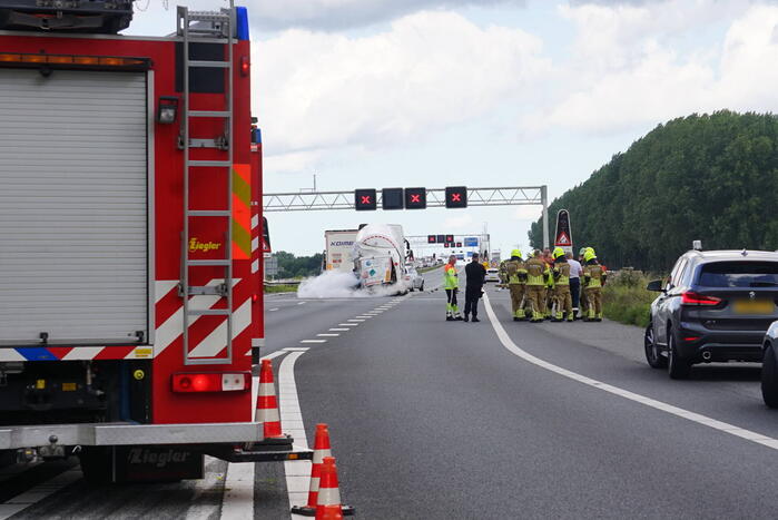 Vrachtwagen botst achterop tankwagen, snelweg volledig afgesloten vanwege lekkage