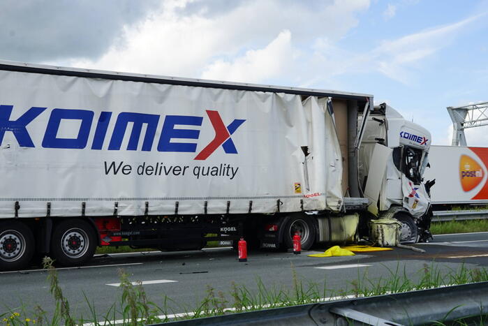 Vrachtwagen botst achterop tankwagen, snelweg volledig afgesloten vanwege lekkage