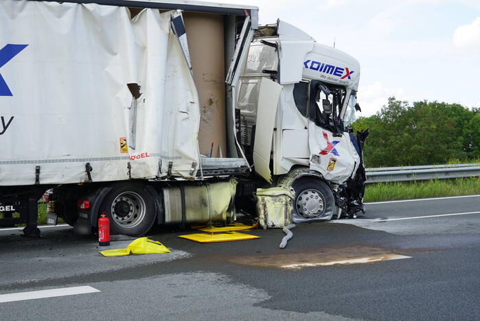 Vrachtwagen botst achterop tankwagen, snelweg volledig afgesloten vanwege lekkage