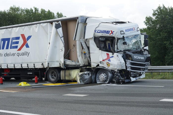 Vrachtwagen botst achterop tankwagen, snelweg volledig afgesloten vanwege lekkage