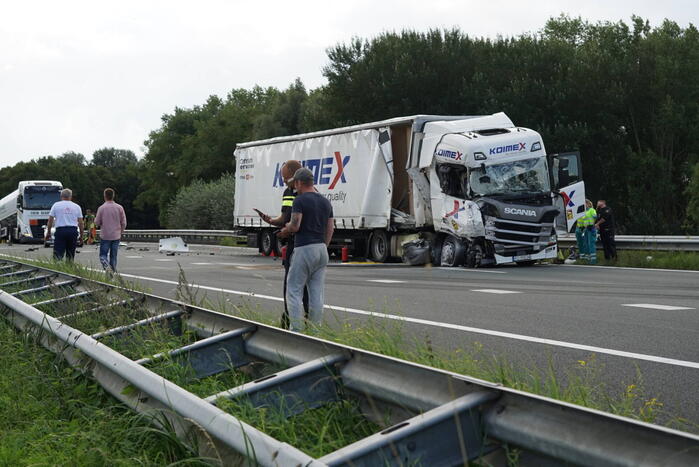 Vrachtwagen botst achterop tankwagen, snelweg volledig afgesloten vanwege lekkage