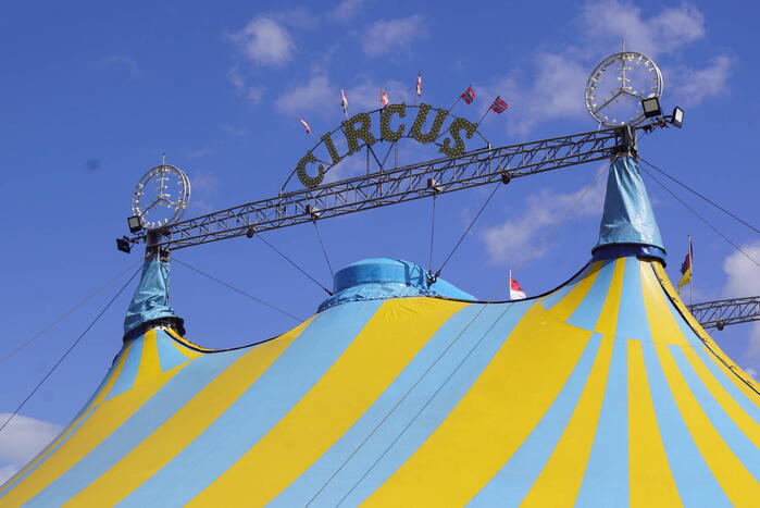 Opbouwen van circus begonnen