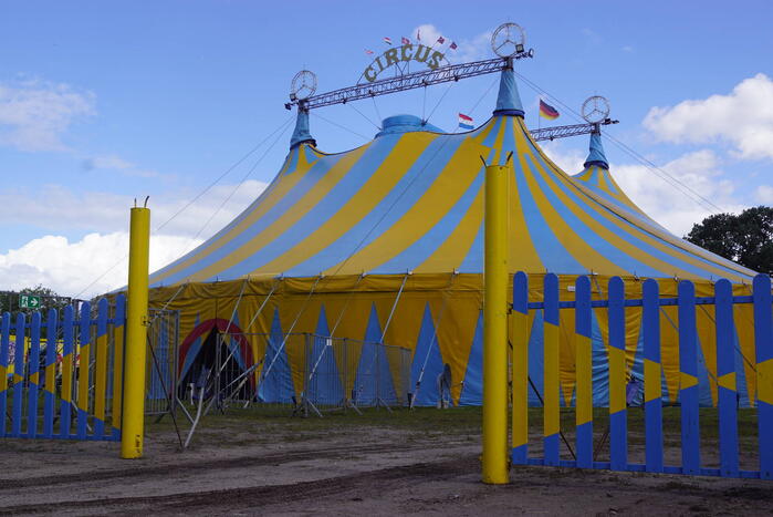 Opbouwen van circus begonnen