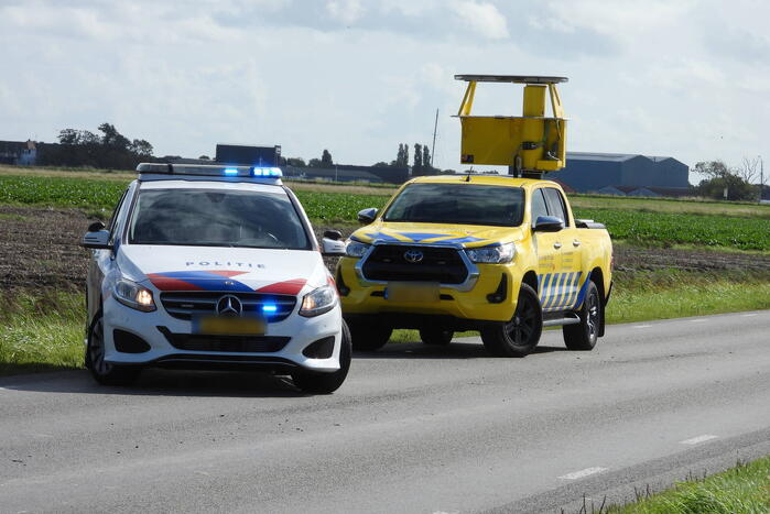 Auto belandt in ondiepe sloot