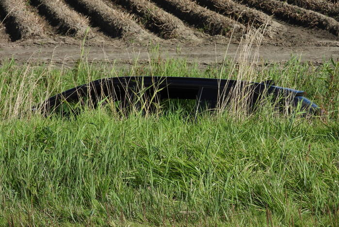 Auto belandt in ondiepe sloot