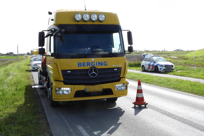 Auto belandt in ondiepe sloot