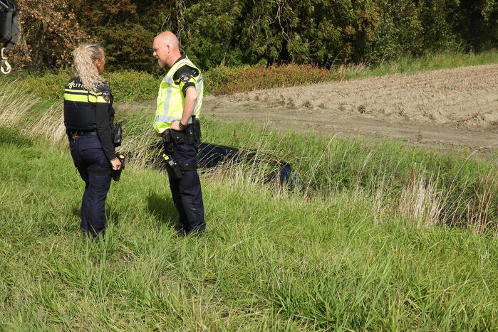 Auto belandt in ondiepe sloot