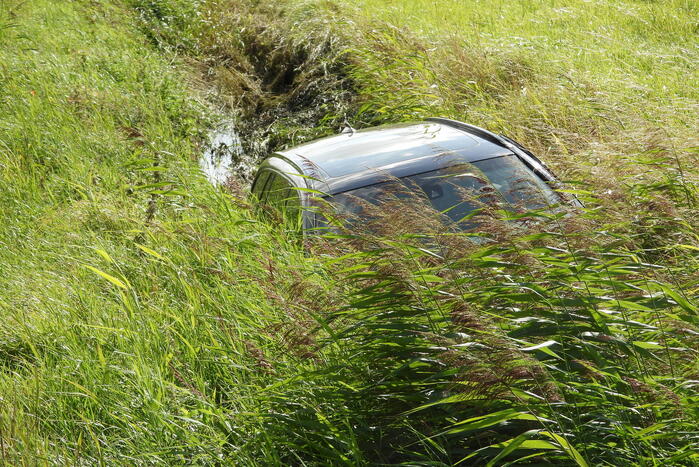Auto belandt in ondiepe sloot