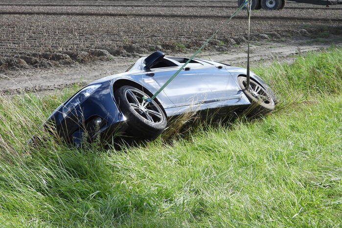 Auto belandt in ondiepe sloot