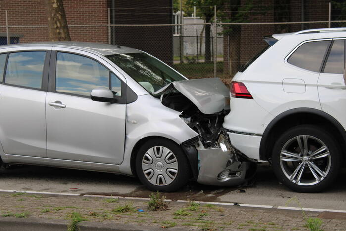Persoon gewond bij botsing tussen drie voertuigen