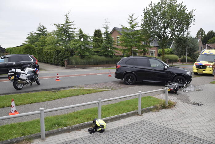Automobilist ziet scooterrijder over het hoofd