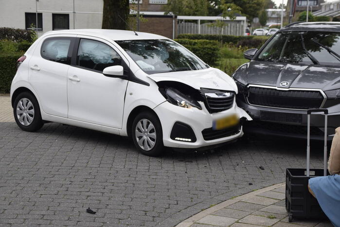 Twee auto's beschadigd bij ongeval op kruising