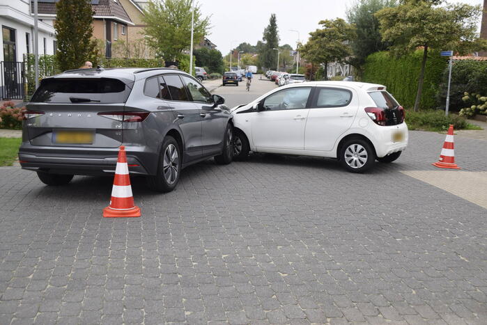 Twee auto's beschadigd bij ongeval op kruising