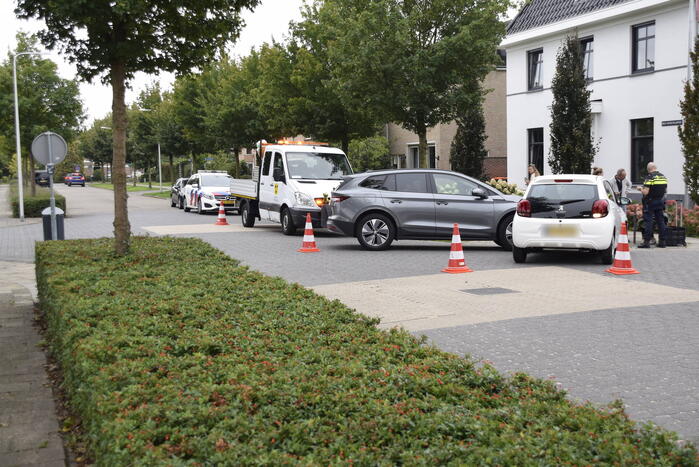 Twee auto's beschadigd bij ongeval op kruising