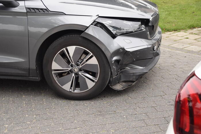 Twee auto's beschadigd bij ongeval op kruising