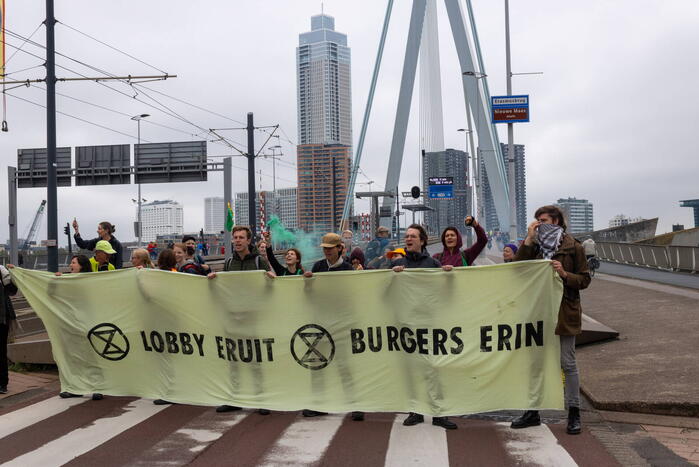 Extinction Rebellion blokkeren Erasmusbrug bij demonstratie tijdens Wereldhavendagen