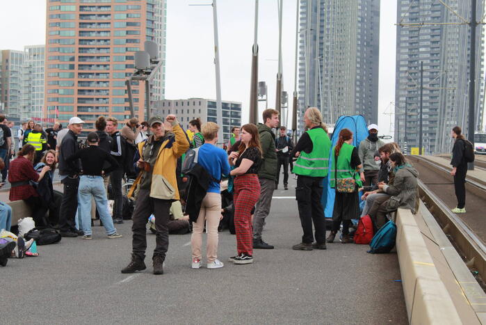 Extinction Rebellion blokkeren Erasmusbrug bij demonstratie tijdens Wereldhavendagen