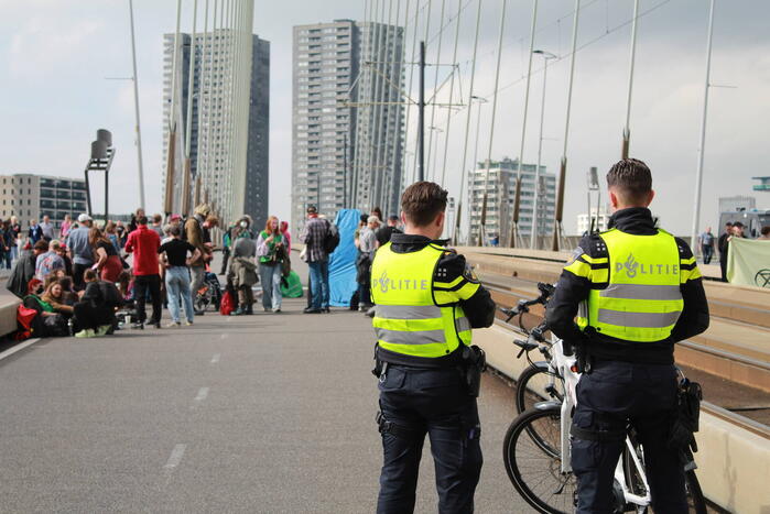 Extinction Rebellion blokkeren Erasmusbrug bij demonstratie tijdens Wereldhavendagen
