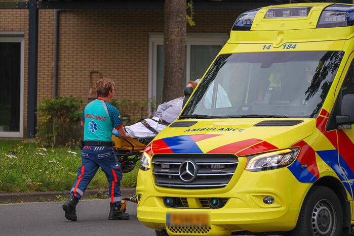 Automobilist rijdt door na botsing met scootmobiel, vrouw gewond naar ziekenhuis