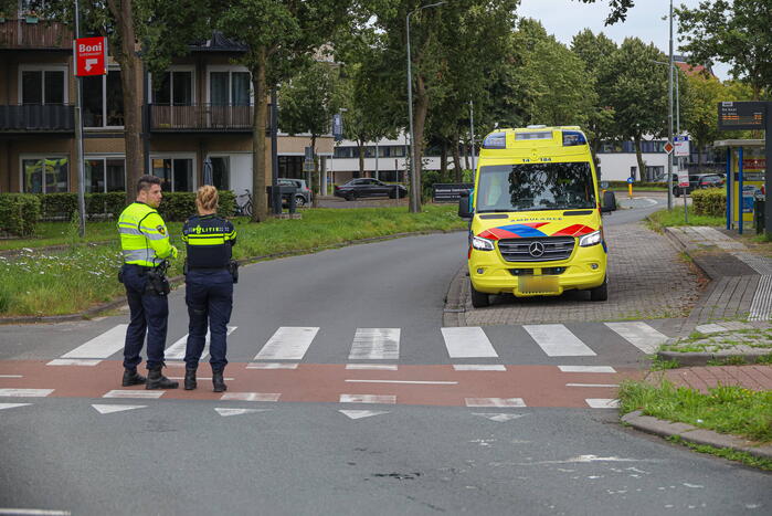 Automobilist rijdt door na botsing met scootmobiel, vrouw gewond naar ziekenhuis
