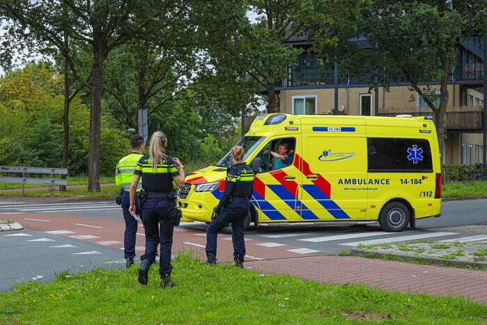 Automobilist rijdt door na botsing met scootmobiel, vrouw gewond naar ziekenhuis