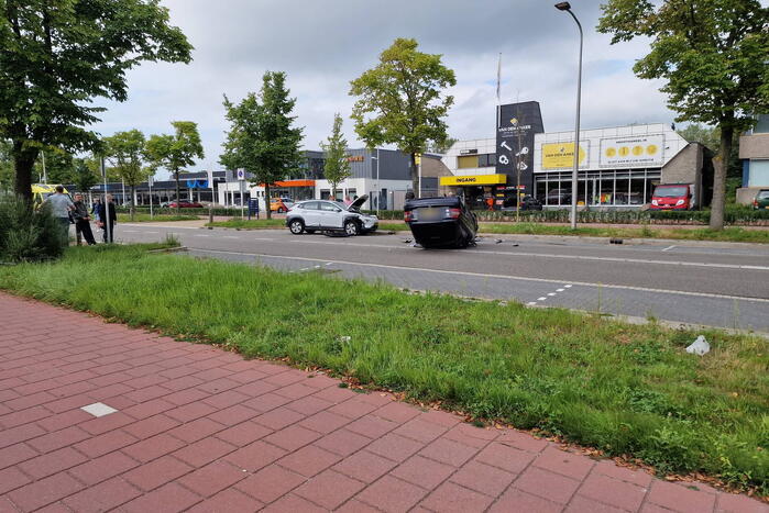 Auto belandt op zijn kop bij ongeval