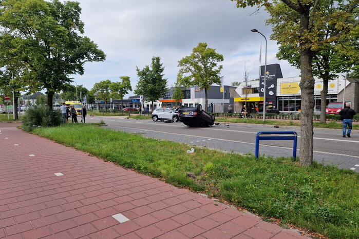 Auto belandt op zijn kop bij ongeval