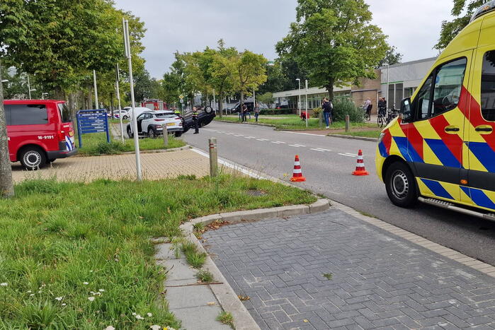 Auto belandt op zijn kop bij ongeval