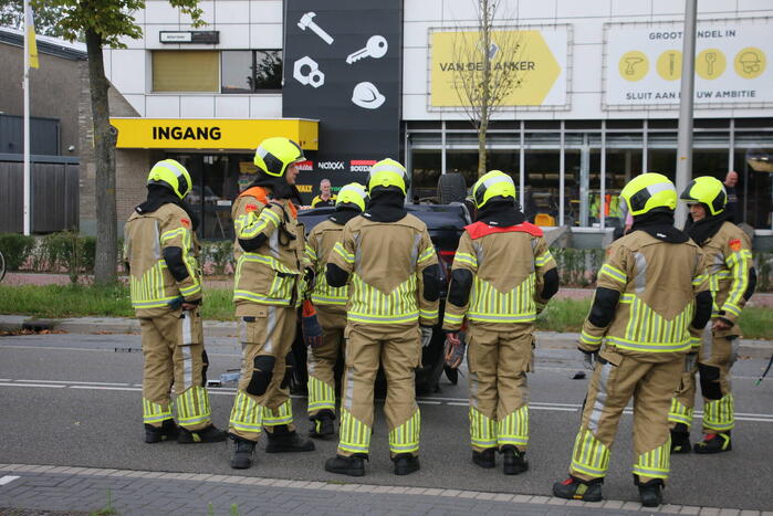Auto belandt op zijn kop bij ongeval