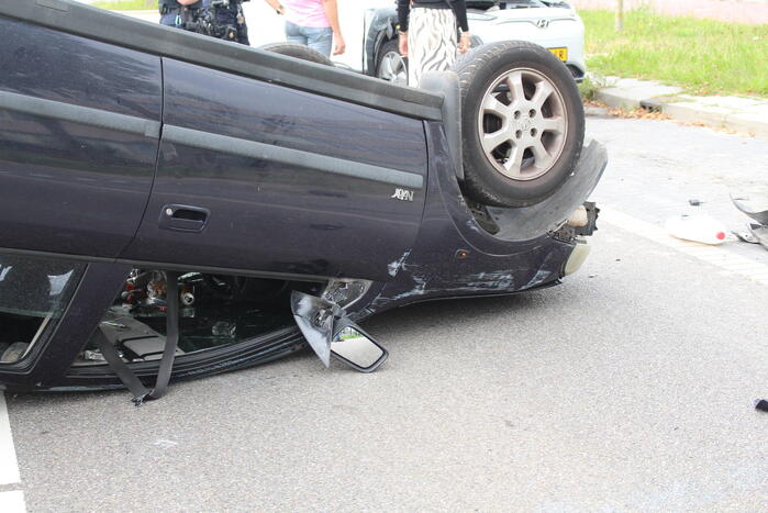 Auto belandt op zijn kop bij ongeval