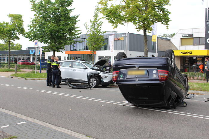 Auto belandt op zijn kop bij ongeval