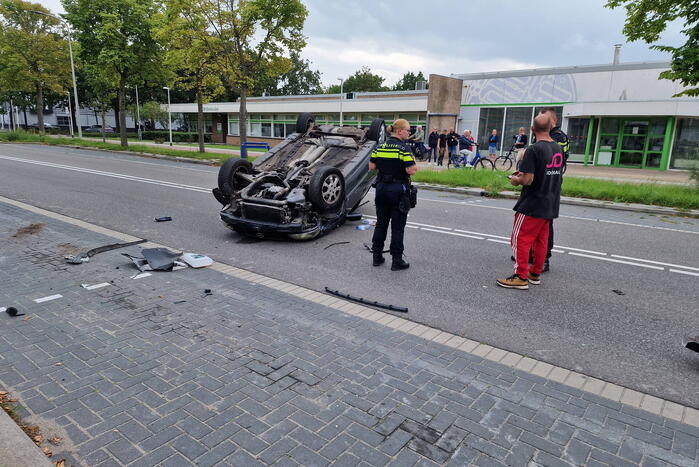Auto belandt op zijn kop bij ongeval