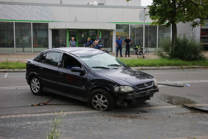 Auto belandt op zijn kop bij ongeval