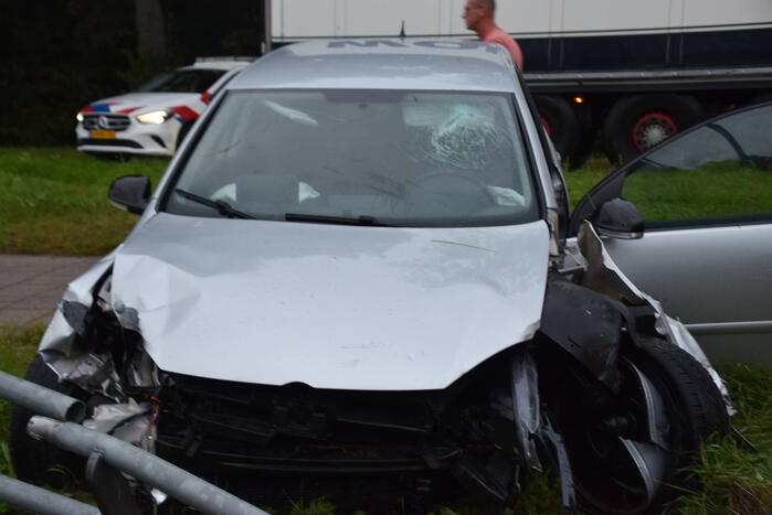Personenauto crasht tegen hekwerk
