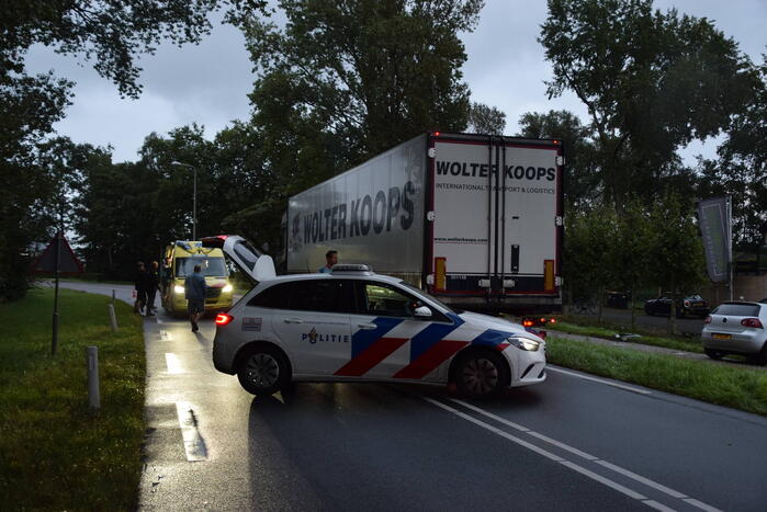 Personenauto crasht tegen hekwerk