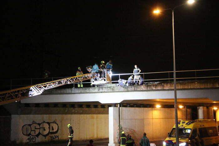 Hulpdiensten halen persoon van viaduct af, geen treinverkeer