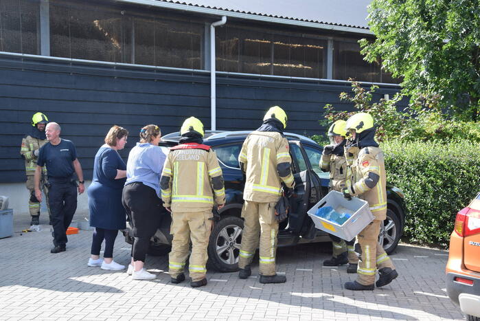 Hond per ongeluk opgesloten in warme auto, brandweer slaat raam in