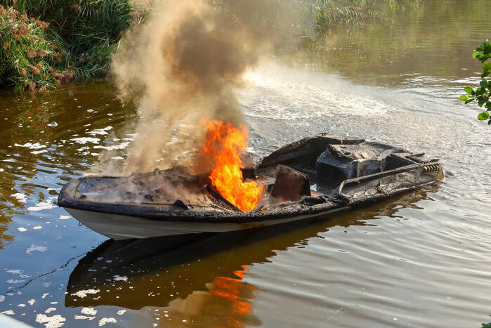 Motorboot volledig uitgebrand na explosie