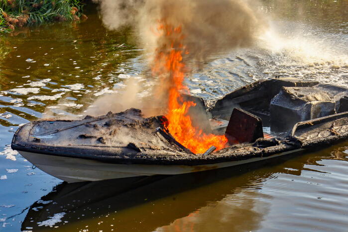 Motorboot volledig uitgebrand na explosie