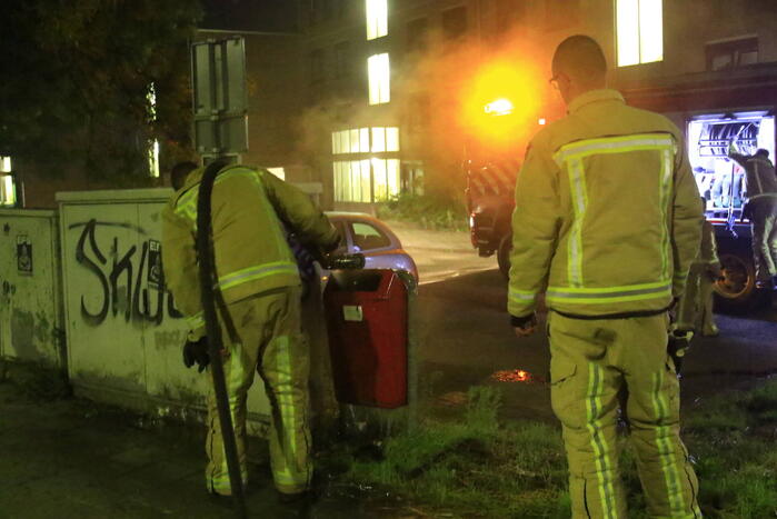 Brandweer blust brandende prullenbak