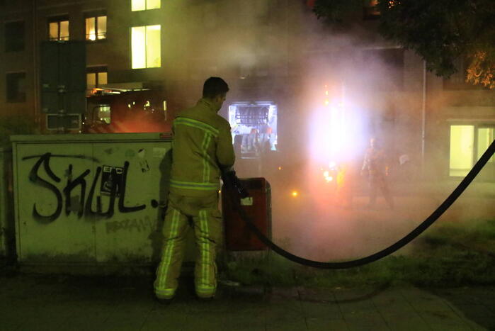 Brandweer blust brandende prullenbak