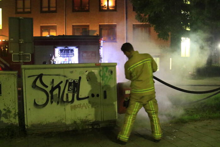 Brandweer blust brandende prullenbak