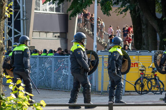Politie groots ingezet bij rellen na voetbalwedstijd