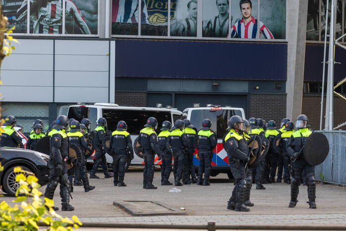 Politie groots ingezet bij rellen na voetbalwedstijd