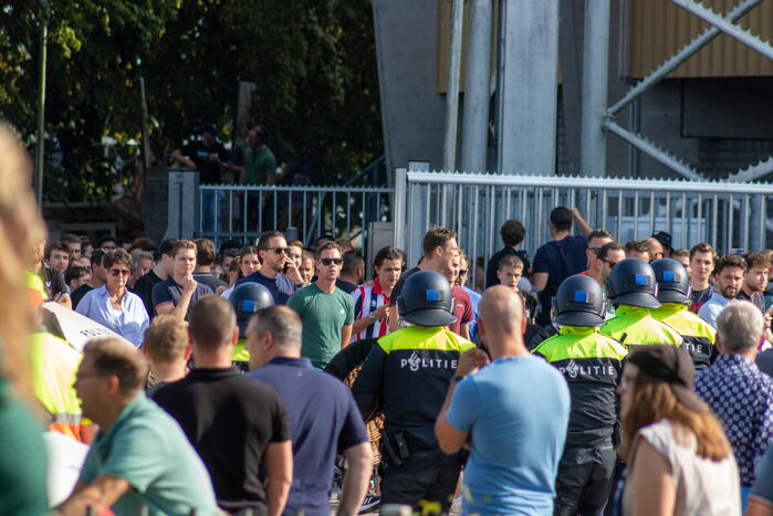 Politie groots ingezet bij rellen na voetbalwedstijd