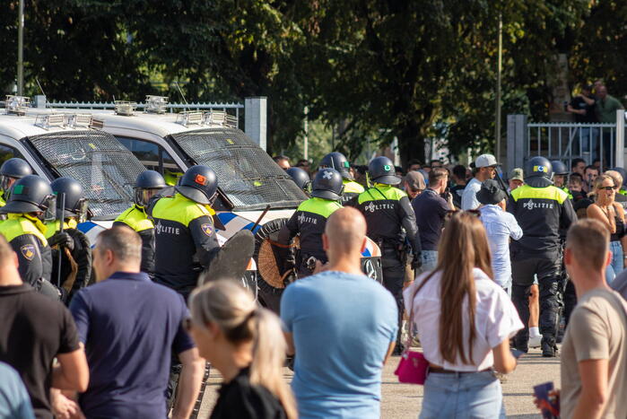 Politie groots ingezet bij rellen na voetbalwedstijd